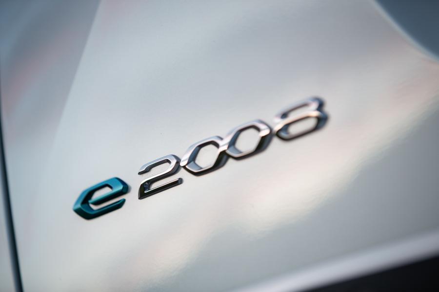Логотип Peugeot e-2008 GT (Digital White) 2019 года  (WW) (фото 79 из 119)